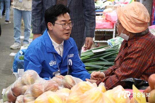 더불어민주당 박찬대 상임총괄선대위원장, 조치원시장 방문